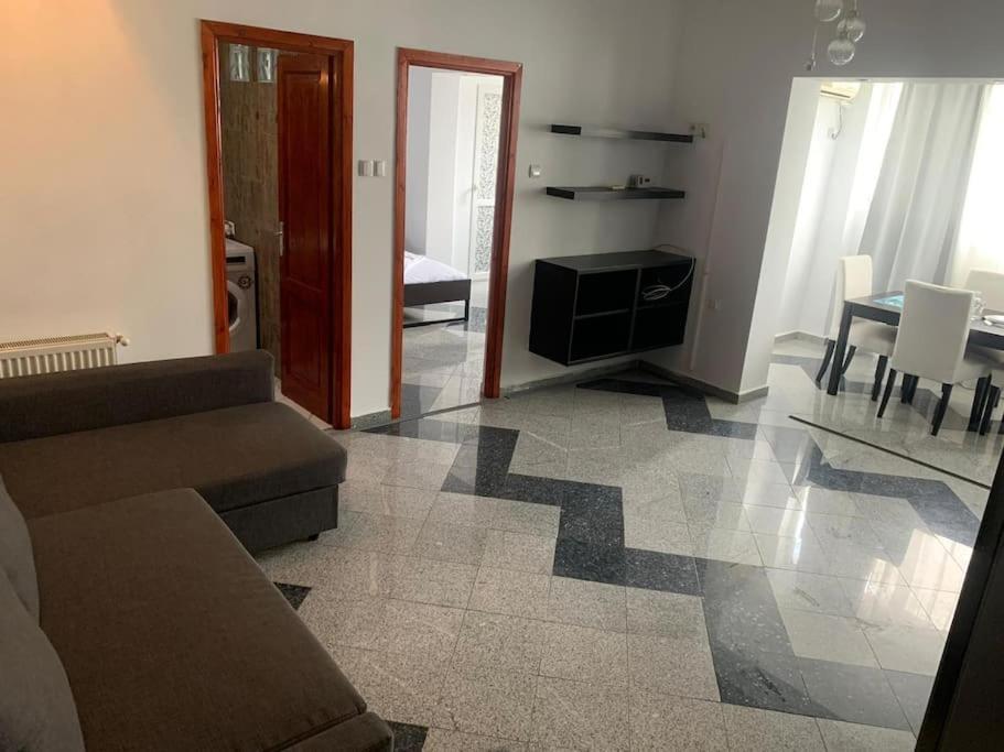 1 Bdrm In Center Bucarest